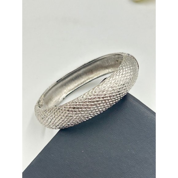 Vintage MONET Signed Hinged Bangle Bracelet Silver Tone Fish Scales Pattern - Picture 6 of 9